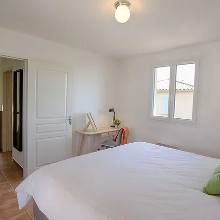 Beautifully Located Holiday With Private Swimming Pool And Lovely View *