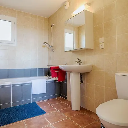 Beautifully Located Holiday With Private Swimming Pool And Lovely View